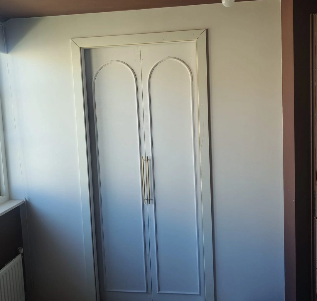 IKEA hack met zelfklevende sierlijst op kastdeur voor een luxe interieur | Velida