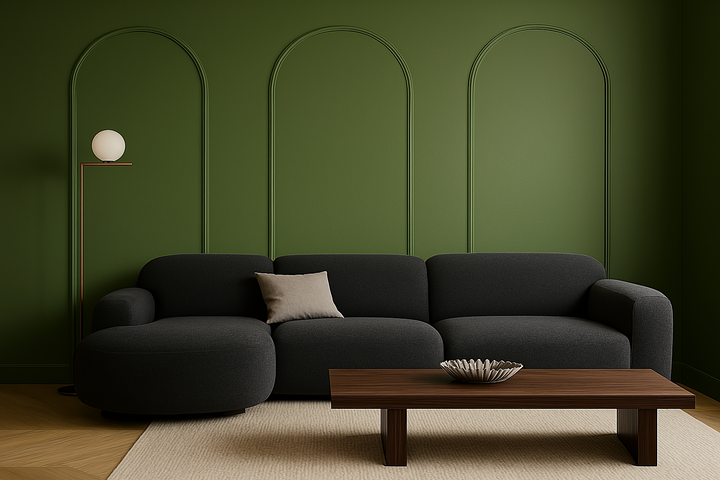 Modern Japandi interieur met donkergroene muur, zwarte designbank en sierlijsten in boogvorm.