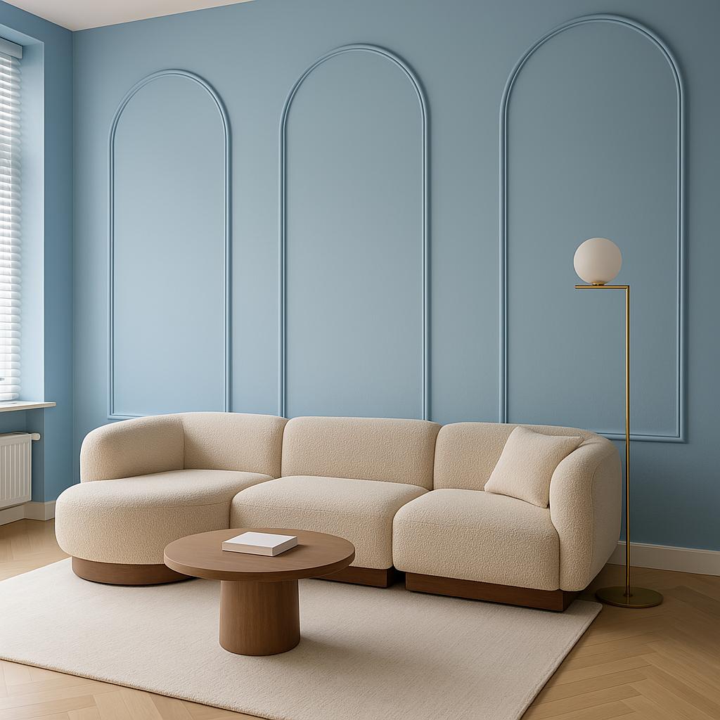 Lichte Japandi woonkamer met blauwe muur, crème hoekbank en subtiele sierlijsten in ronde vorm