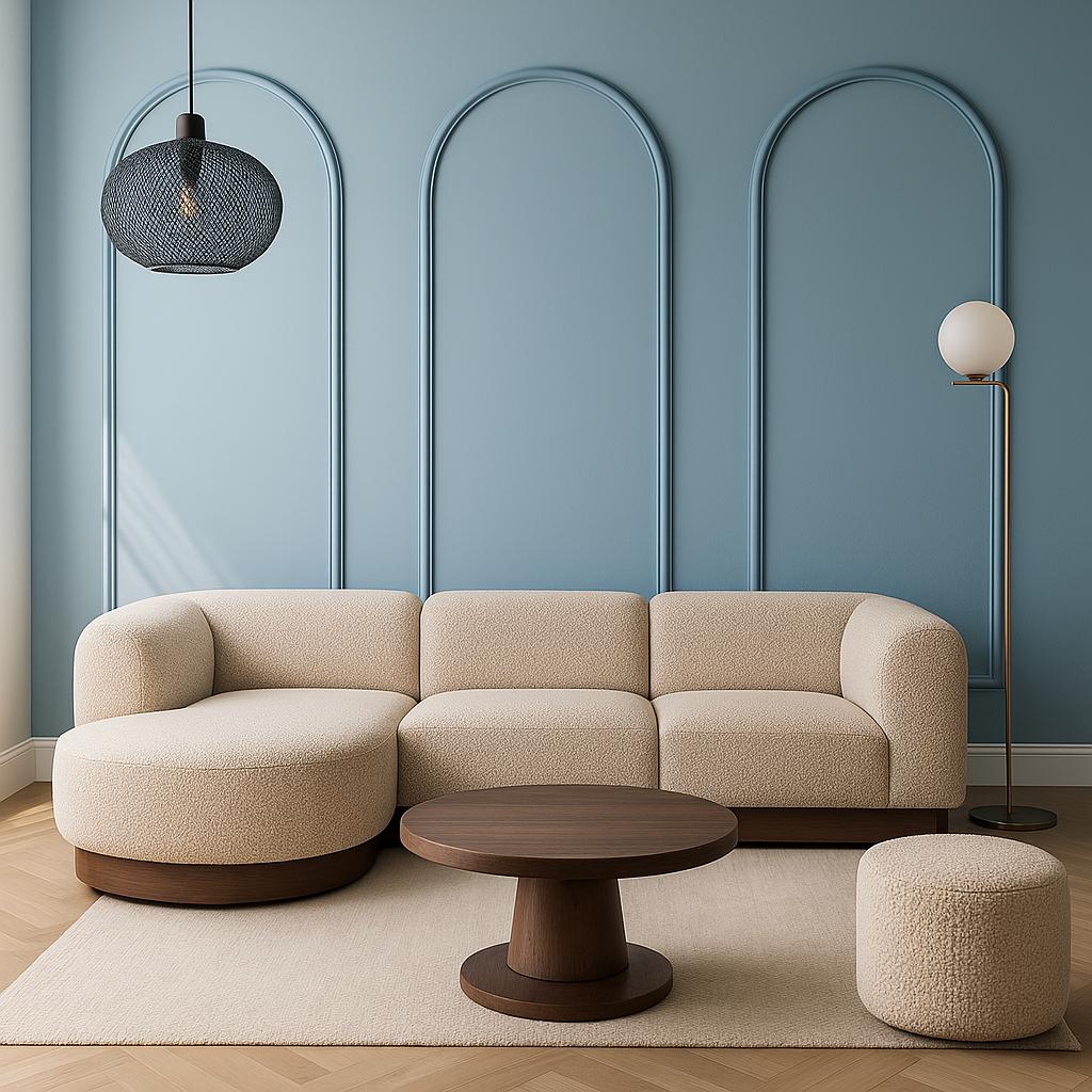 Minimalistische Japandi woonkamer met ronde beige bank, blauwe muur en sierlijsten in klassieke boogvorm