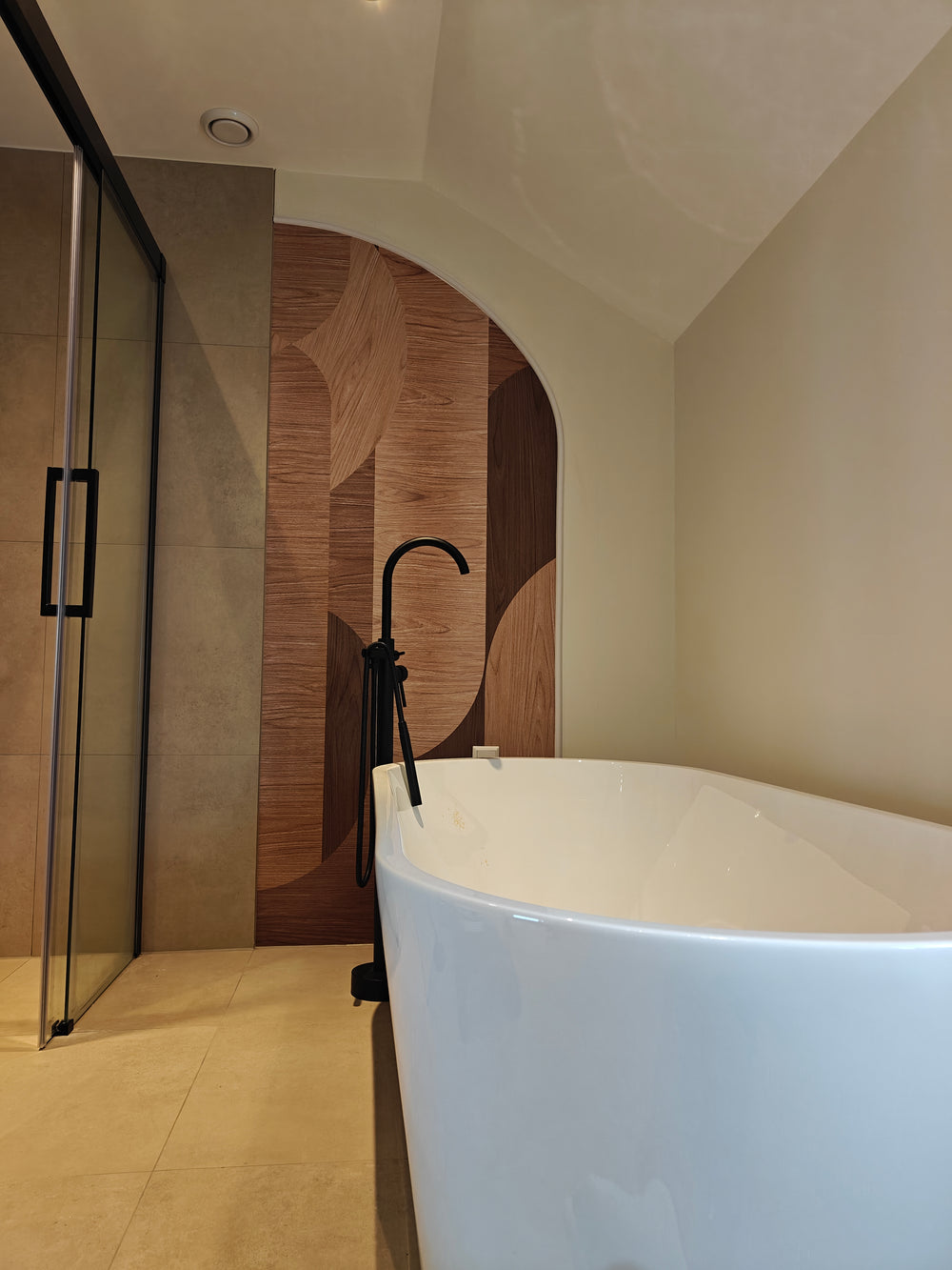 Badkamer met luxe behang en Flexlijst Luna binnen de boog.