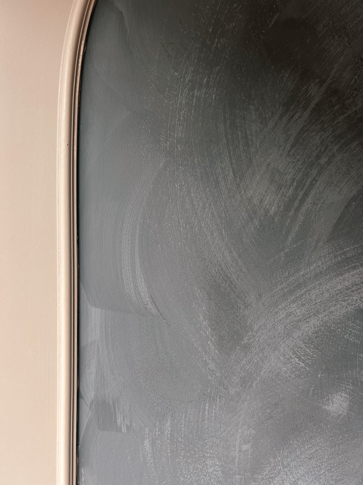 Closeup Crown arch met betonverf