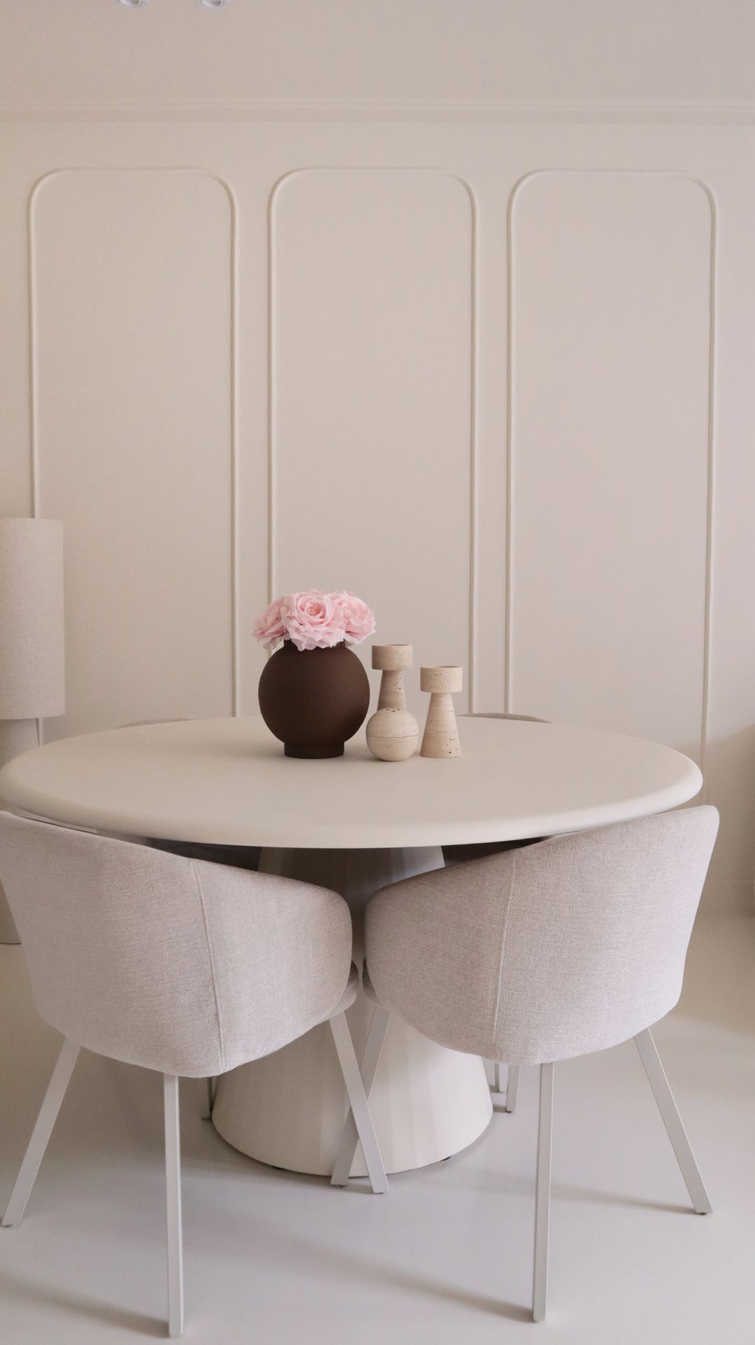 Woonkamer van bella.minaaa met 3 vlakken van Flexlijst Nova aan de muur