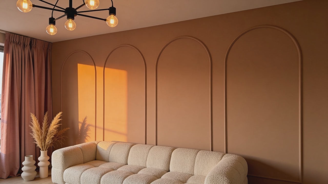 4 bogen in een woonkamer met een oranje muur waarin je een timelapse van licht ziet 