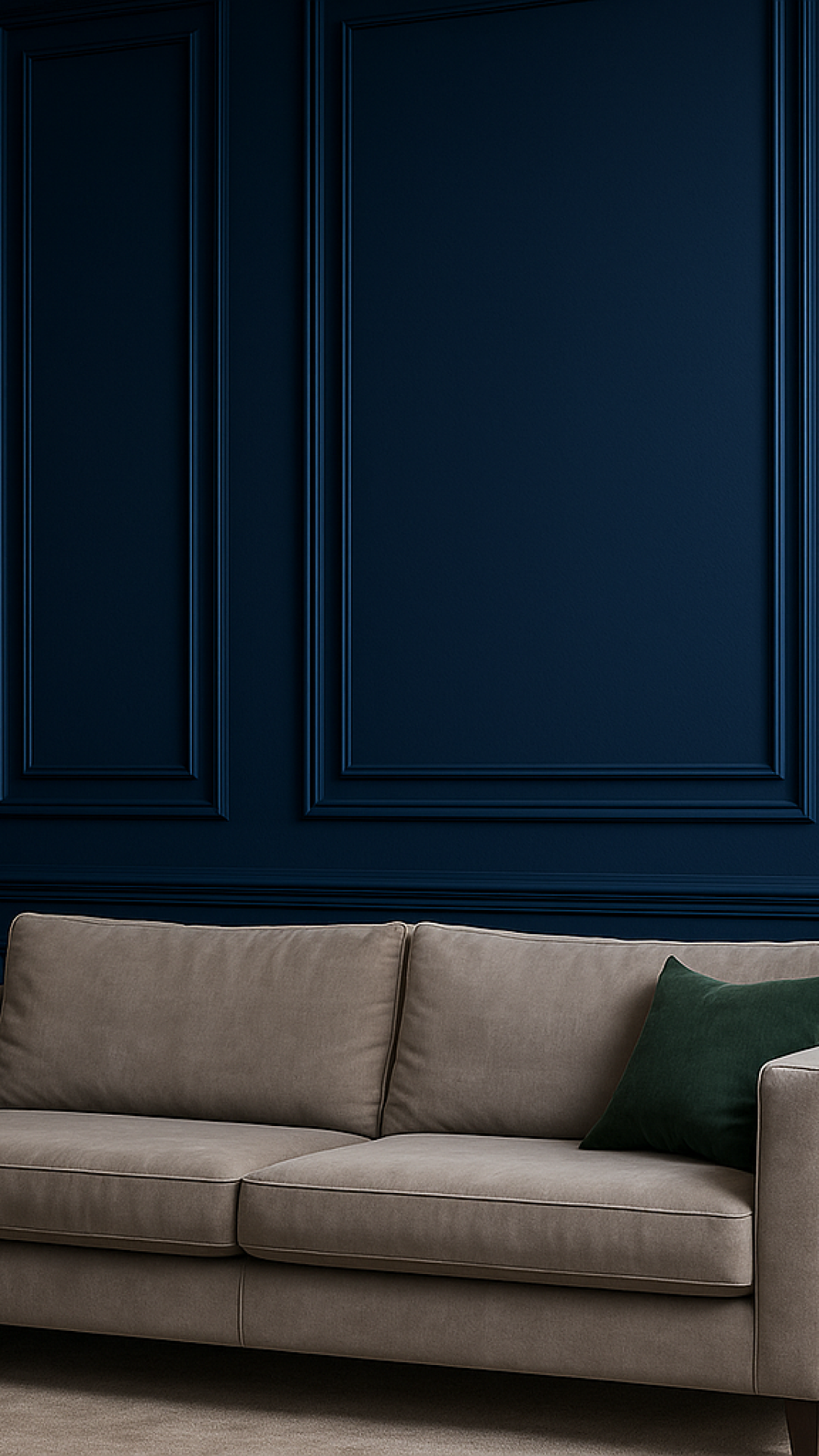 Donkerblauwe muur met sierlijsten en beige bank met groen kussen