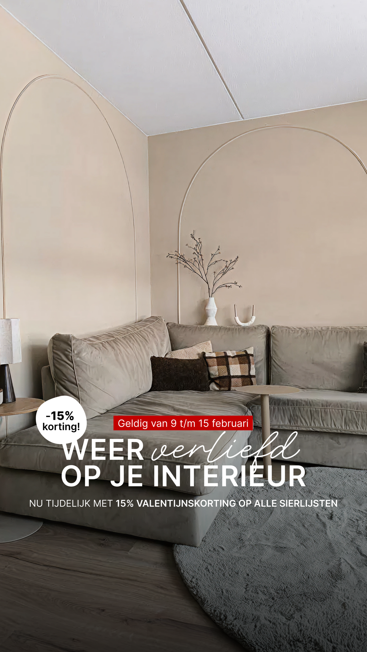 Hero met boogvormige sierlijsten en de tekst: 15% korting, wordt weer verliefd op je interieur. Nu tijdelijk met 15% valentijnskorting op alle sierlijsten